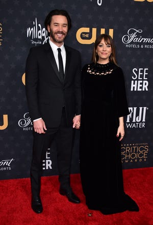 Kaley Cuoco (derecha) y Tom Pelphrey llegan a la 28ª entrega de los Critics' Choice Awards el domingo en Los Ángeles.