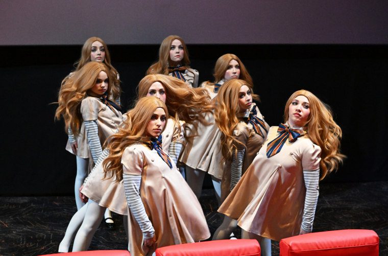 Modelos realizan danza viral en show especial de "M3GAN"