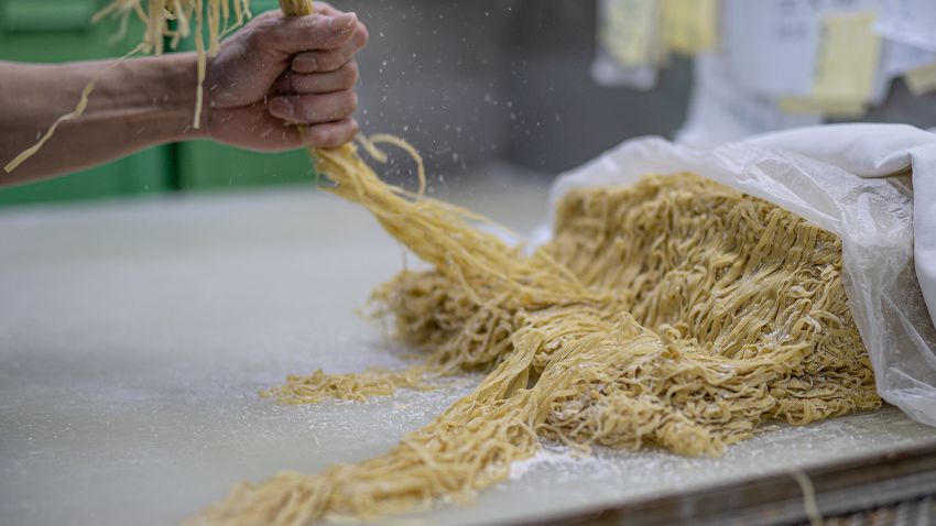 Un trabajador prepara fideos en la fábrica Aberdeen Yau Kee Noodles en Hong Kong el 13 de enero de 2023. Credits: Noemi Cassanelli/CNN