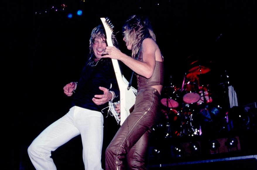 Ozzy Osbourne y Randy Rhodes rockeando en el escenario