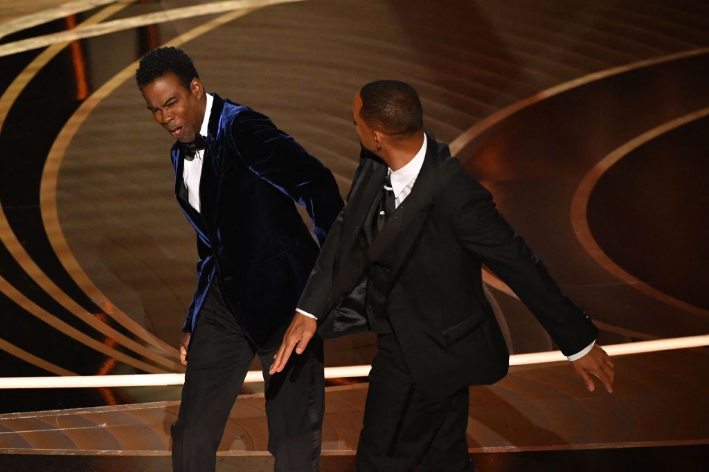 Will Smith (derecha) abofetea al actor estadounidense Chris Rock en el escenario durante la 94ª edición de los Premios de la Academia.