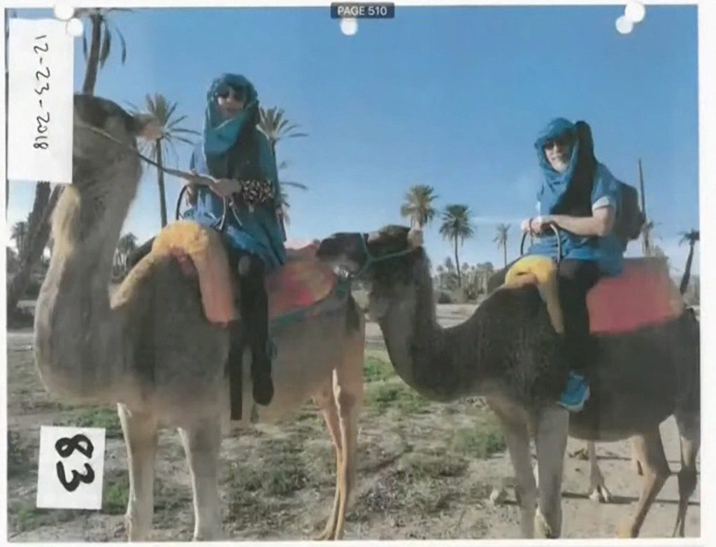 La evidencia fotográfica muestra a Terry Sanderson montando un camello en Marruecos, dos años después de su accidente de esquí.