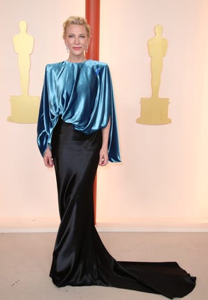 Cate Blanchett estuvo entre las estrellas que aparecieron en la alfombra roja de los Oscar con cintas azules de #WithRefugees.