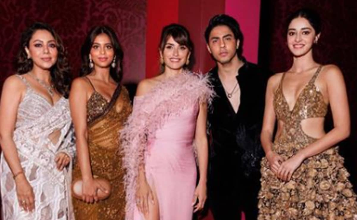 Gauri Khan en una foto repleta de estrellas de Ambani Event con Penélope Cruz, Ananya Panday y los niños Suhana y Aryan