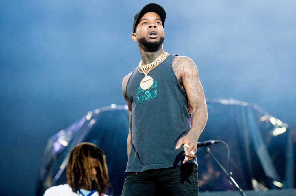 Tory Lanez podría enfrentar hasta 22 años de prisión y enfrentar la deportación a su país de origen, Canadá.