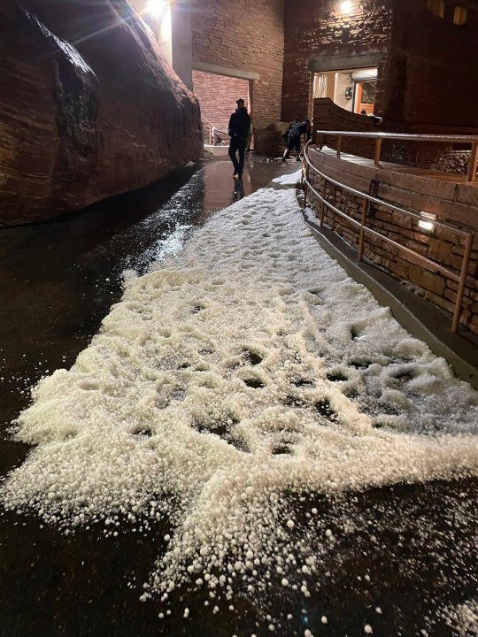 En esta foto proporcionada por West Metro Fire, el granizo cubre una pasarela en el Anfiteatro Red Rocks en Morrison, Colorado, cerca de Denver, el miércoles 21 de junio de 2023. Los bomberos dicen que siete personas han sido hospitalizadas y hasta 90 han sido atendidas.  Por heridos tras la caída de granizo sobre los presentes en el salón exterior.  Ninguno de los que fueron llevados al hospital sufrió heridas graves, dijo West Metro Fire Rescue.  Agregó que las lesiones incluían cortes y huesos rotos.  (Fuego Metro Oeste vía AP)