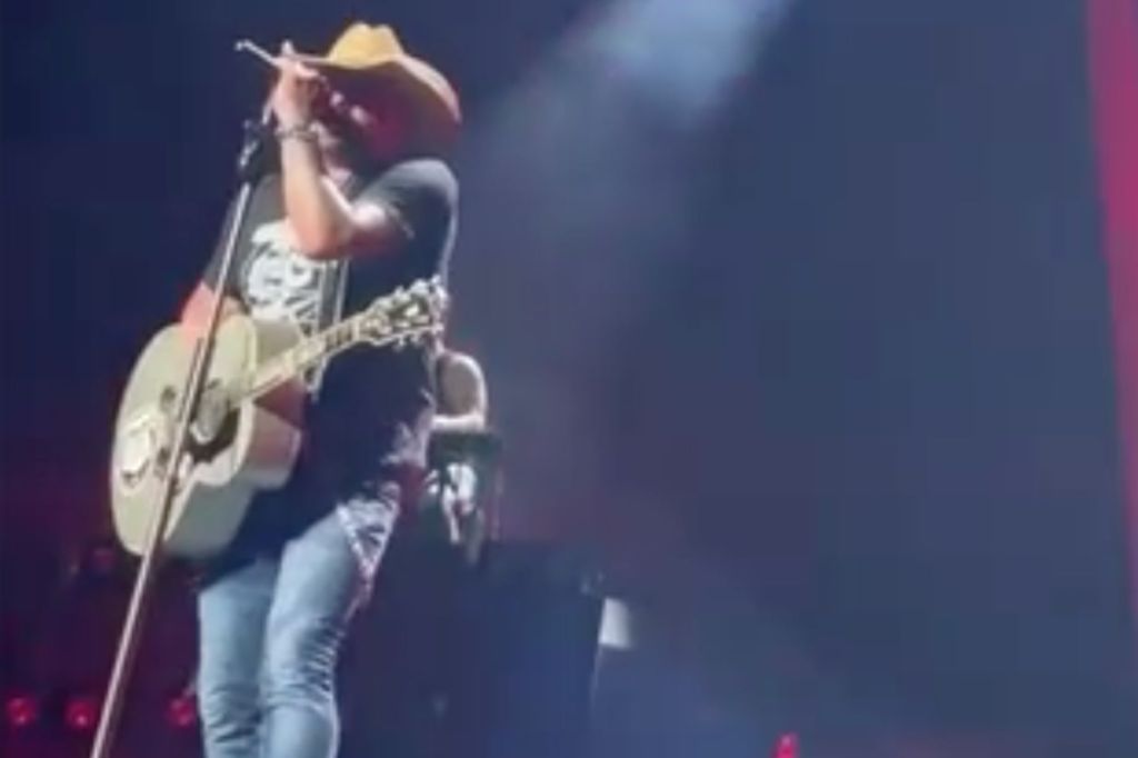 Jason Aldean dejó la canción a mitad del escenario mientras actuaba en Connecticut el 15 de julio. 