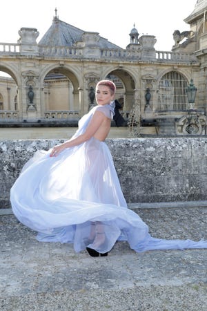 Florence Pugh lució un vestido transparente y fluido en el desfile Valentino Haute Couture Otoño-Invierno 2023/24 el 5 de julio de 2023 en Chantilly, Francia.