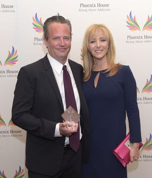 Lisa Kudrow (derecha), coprotagonista de la comedia con Matthew Perry. "amigos," Rindió homenaje a Perry en una conmovedora publicación en las redes sociales el miércoles.