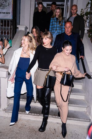 Se ve a Taylor Swift, en el centro, pasando el rato en la ciudad de Nueva York el sábado con sus amigas Selena Gomez, derecha, Brittany Mahomes, izquierda, Sophie Turner, atrás en el centro, y Gigi Hadid, atrás a la izquierda.