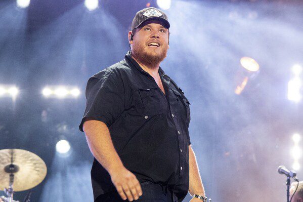 ARCHIVO - Luke Combs actúa durante el Festival CMA 2022, el 11 de junio de 2022, en Nashville, Tennessee.  Combs lidera los nominados a los Premios de la Academia de Música Country 2024 con ocho nominaciones a su nombre, se anunció el martes 9 de abril de 2024. (Foto de Amy Harris/Invision/AP, Archivo)