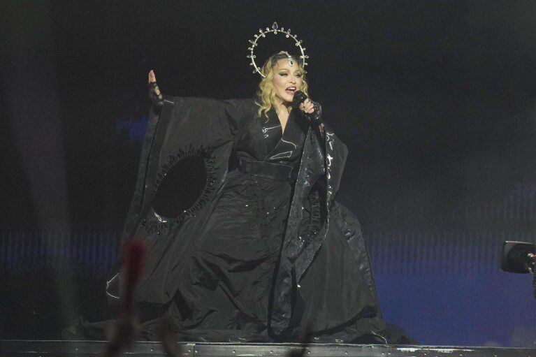 Madonna se presenta en el último espectáculo de su Celebration Tour, en la playa de Copacabana en Río de Janeiro, Brasil, el sábado 4 de mayo de 2024. (Foto AP/Silvia Izquierdo)