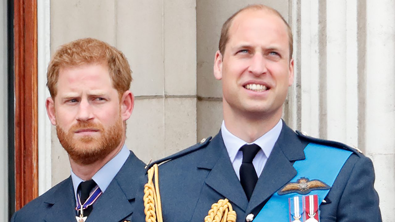 El príncipe Harry, duque de Sussex y el príncipe William, duque de Cambridge, observan un paso elevado del centenario de la RAF desde el balcón del Palacio de Buckingham el 10 de julio de 2018 en Londres, Inglaterra.  El centenario de la RAF, fundada el 1 de abril de 1918, se celebró con un desfile centenario con la presentación del nuevo color de la Reina y un sobrevuelo de 100 aviones sobre el Palacio de Buckingham.