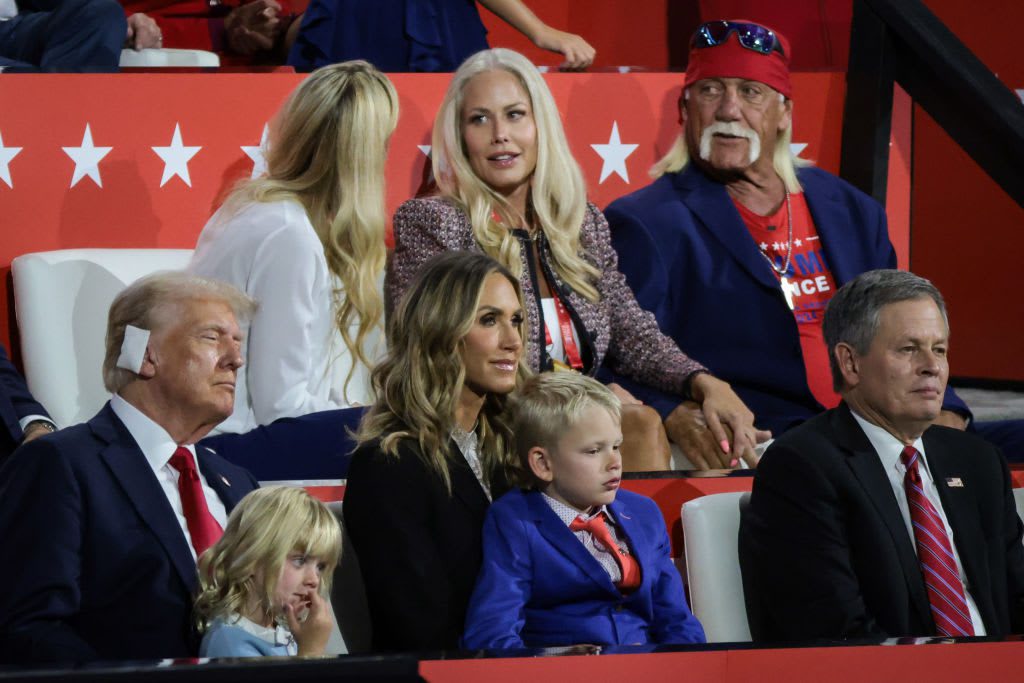 Hulk Hogan habla con miembros de la familia de Donald Trump el cuarto día de la Convención Nacional Republicana en Milwaukee.