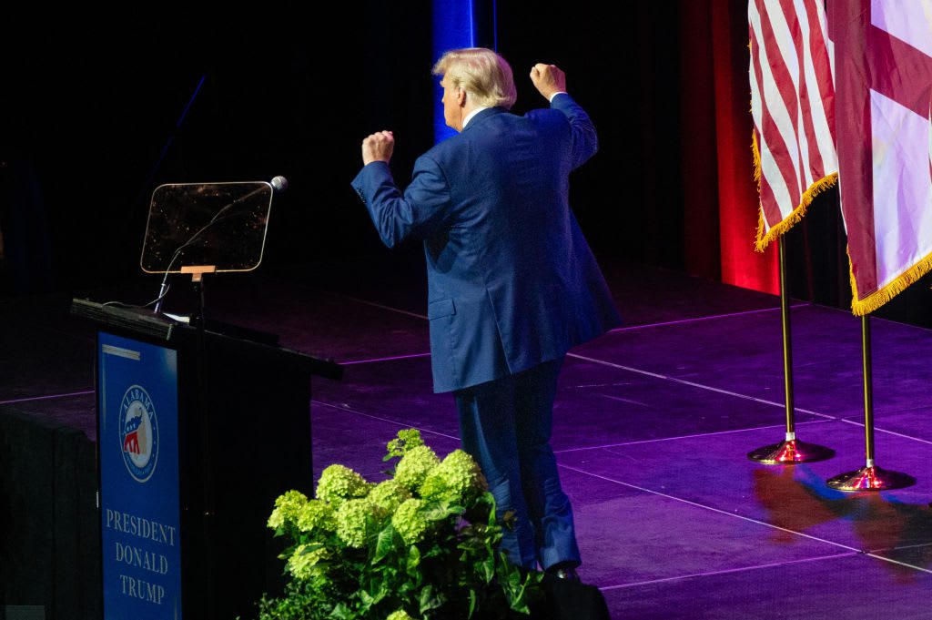 El ex presidente de Estados Unidos y candidato a las elecciones de 2024, Donald Trump, baila al salir después de dar un discurso en la cena de verano del Partido Republicano de Alabama en Montgomery, Alabama.