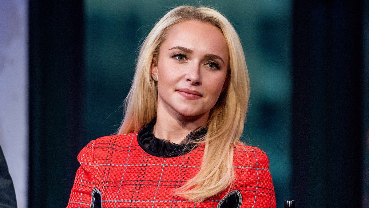 Hayden Panettiere viste un traje rojo.