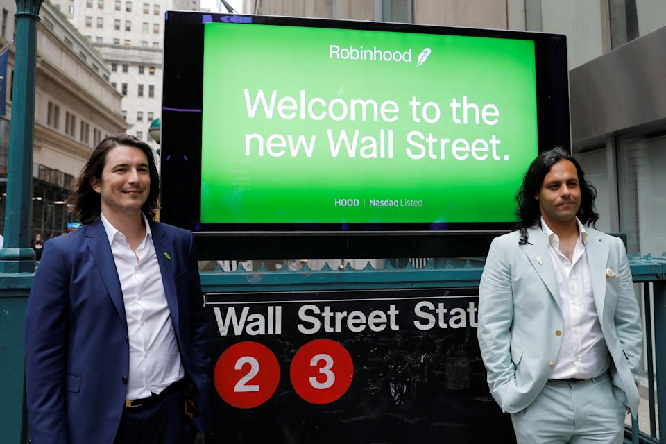 robinhood mercados, inc.  El director ejecutivo y cofundador Vlad Tenev y el cofundador Baiju Bhatt posan con carteles de Robinhood en Wall Street después de la salida a bolsa de la compañía en la ciudad de Nueva York, EE. UU., 29 de julio de 2021. REUTERS/Andrew Kelly