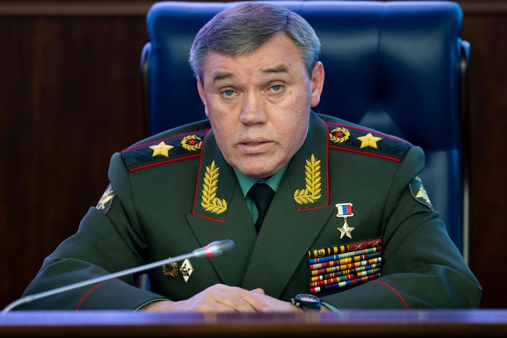 El principal general de Rusia esquiva el ataque de Ucrania en un viaje secreto al frente