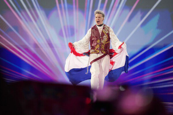 Una pequeña lasaña de Croacia durante el despliegue de la bandera para la gran final del Festival de la Canción de Eurovisión en Malmö, Suecia, el sábado 11 de mayo de 2024. (Foto AP/Martin Meissner)