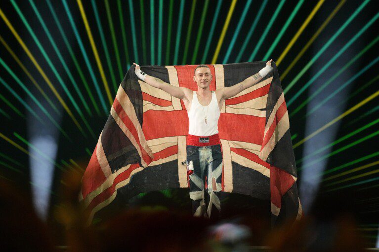 Olli Alexander del Reino Unido durante el desfile de la bandera en la gran final del Festival de la Canción de Eurovisión en Malmö, Suecia, el sábado 11 de mayo de 2024. (Foto AP/Martin Meissner)