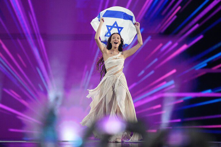 Eden Golan de Israel ingresa a la arena durante el desfile de la bandera antes de la gran final del Festival de la Canción de Eurovisión en Malmö, Suecia, el sábado 11 de mayo de 2024. (Foto AP/Martin Meissner)