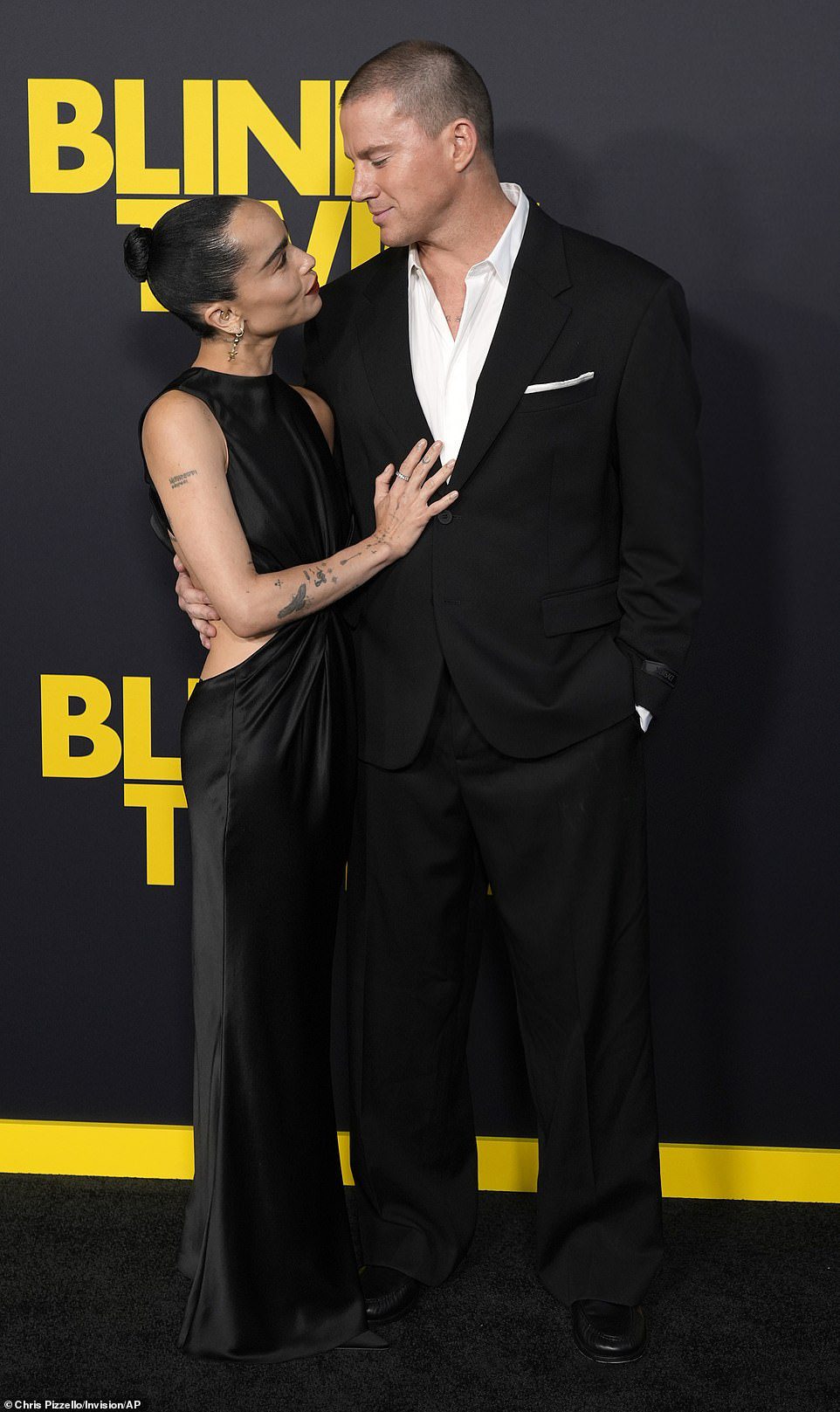 La pareja parecía tan enamorada mientras combinaban con elegantes looks negros.