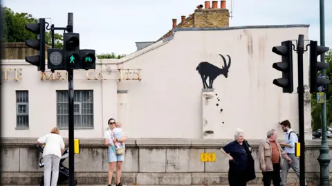 Un elenco de Banksy de una cabra en el costado de una pared de una casa en Kew, Richmond