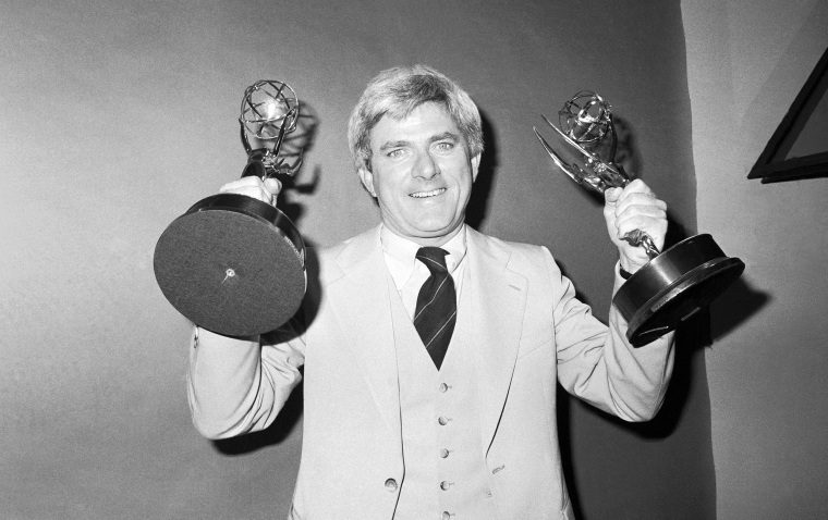 Phil Donahue sostiene su premio Emmy "Anfitrión excepcional" El 18 de mayo de 1979.