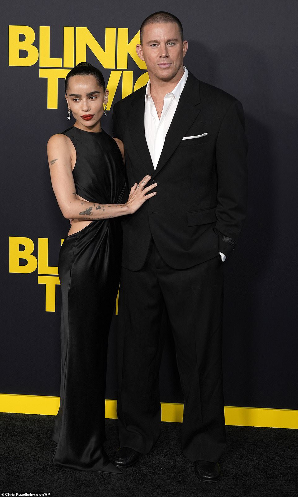 Zoe Kravitz y su prometido Channing Tatum lucen enamorados mientras hacen su debut en la alfombra roja en el estreno de Blink Twice en Los Ángeles.