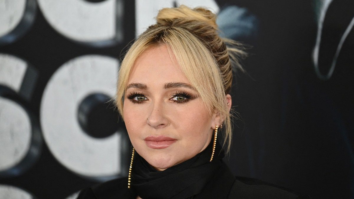 Hayden Panettiere lleva un top negro de cuello alto