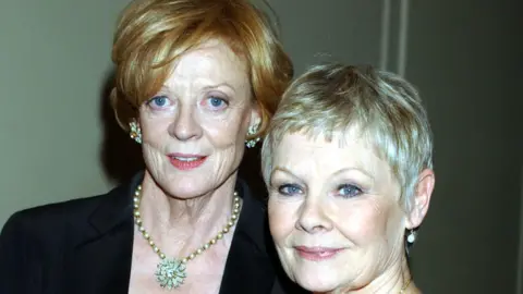 PA Dame Maggie Smith y Dame Judi Dench en 2001