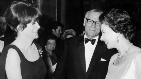 PA Media La Reina Isabel II conoce a Lady Maggie Smith por Sir Laurence Olivier, cuando la Reina asistió al estreno benéfico de Otelo en el Teatro Odeon de Londres en 1966. 