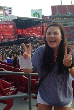 Maya Minnich cuando era adolescente viendo One Direction en vivo en 2014.