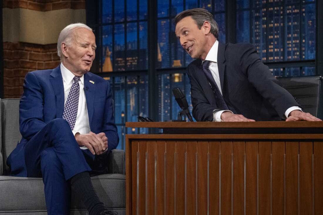 El presidente Joe Biden habla con el presentador Seth Meyers durante una grabación 