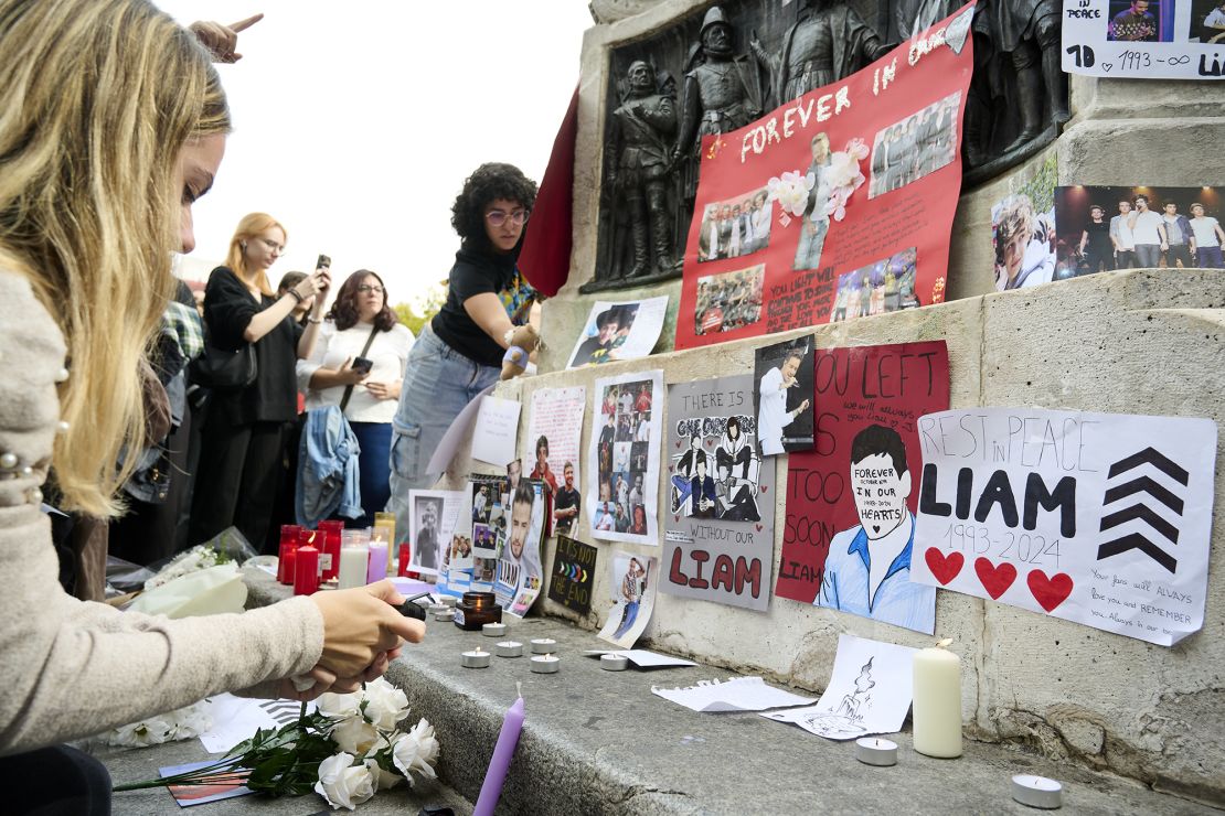 Se exhiben flores, fotografías y velas en honor a Liam Payne durante una reunión conmemorativa en la Plaza de Santa Ana el 20 de octubre de 2024 en Madrid, España.